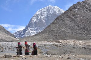 Frauen pilgern um den Kailash
