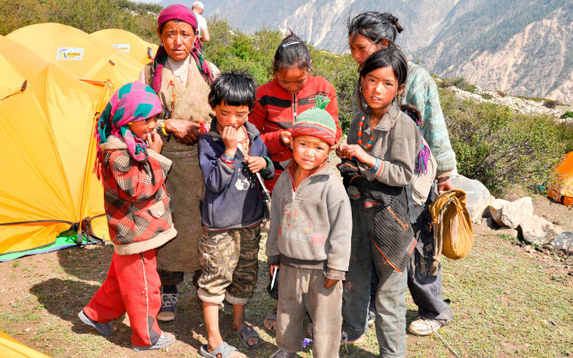 Neugierige Kinder Westnepal