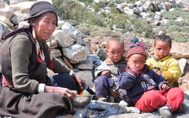 Die Kinder in Westnepal sind sehr neugierig