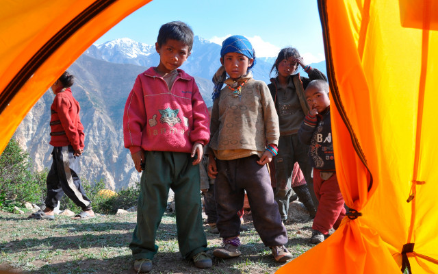 Neugierige Kinder in Westnepal - Kailashtrek