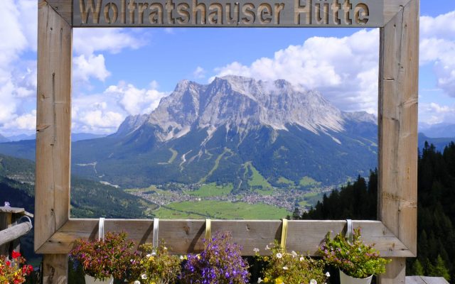 Wolfratshauser Hütte
Blick zur Zugspitze Wolfratshauser Hütte